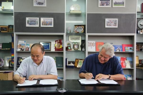 两校签署合作框架协议.JPG